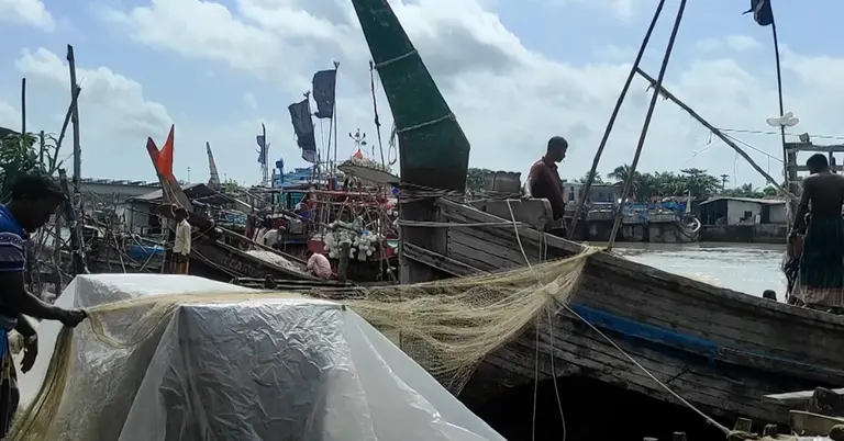 ইলিশ শিকারের প্রস্তুতি নিচ্ছেন জেলেরা